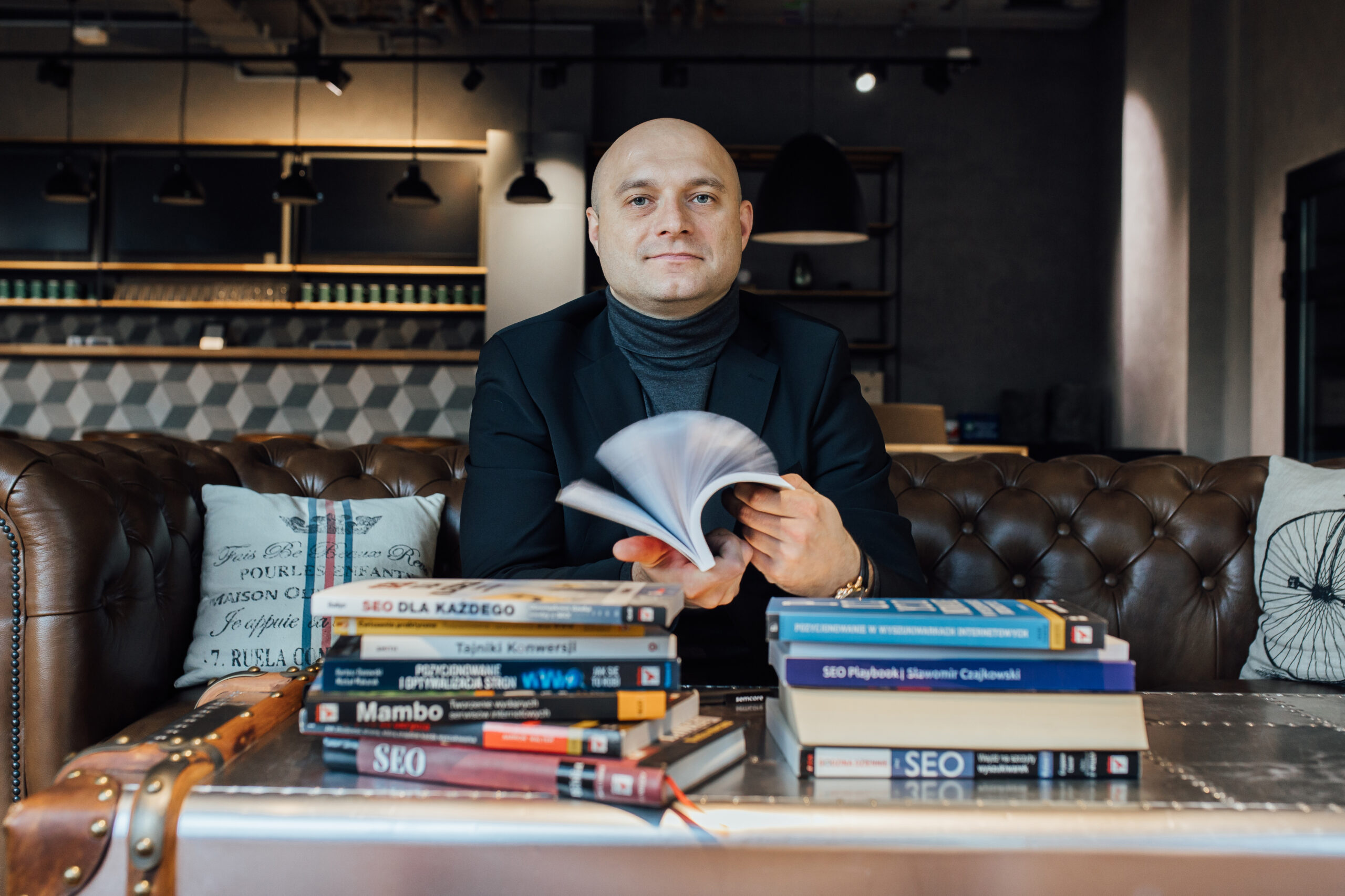 Marcin Stypuła z książkami