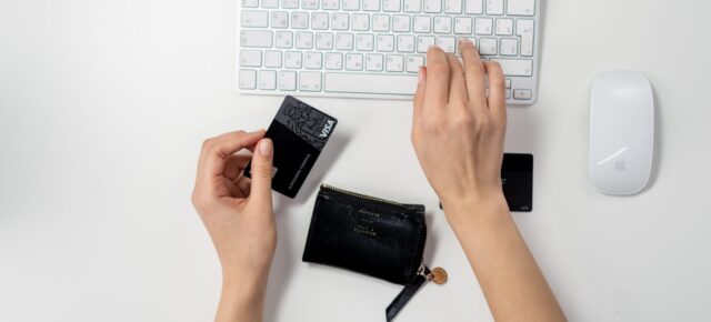 person-shopping-online-3944405-1620×1080