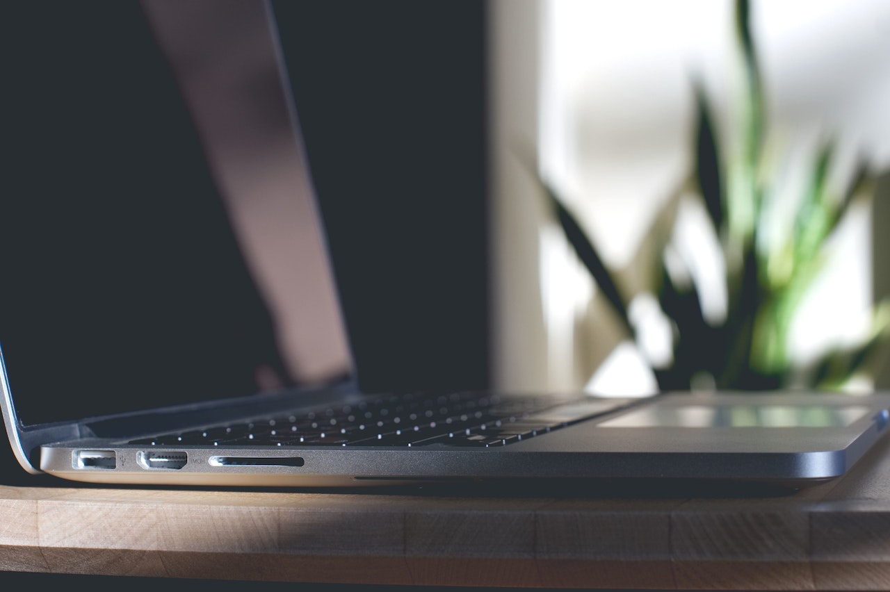 Jak założyć sklep internetowy z odzieżą?