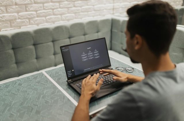 Za co odpowiada prompt engineer?