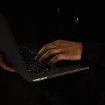 Na czym polega atak clickjacking? Jak się zabezpieczyć?