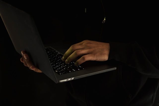 Na czym polega atak clickjacking? Jak się zabezpieczyć?