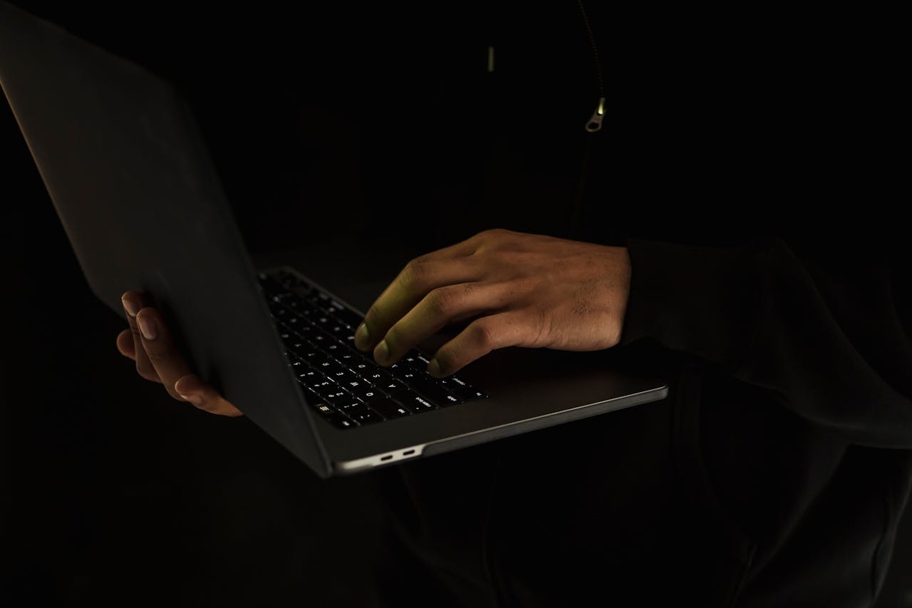 Na czym polega atak clickjacking? Jak się zabezpieczyć?