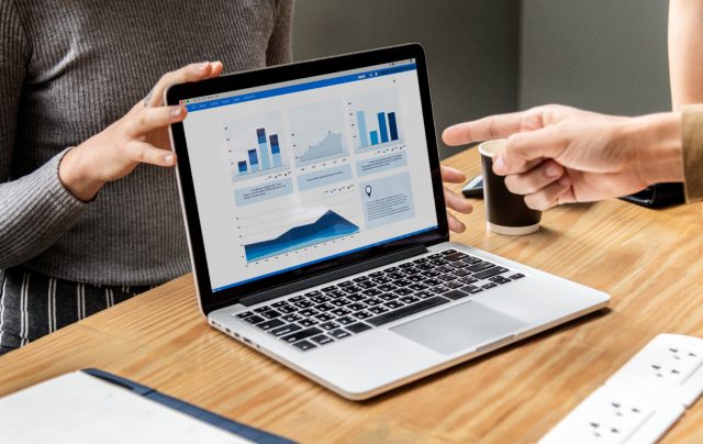 Analiza podstawowych różnic: Google Analytics 4 kontra Universal Analytics