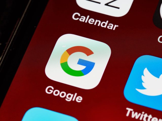 Jak usunąć negatywne opinie w Google?