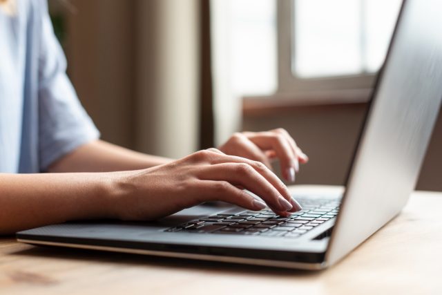 Jak forma liczby mnogiej słów kluczowych wpływa na intencje wyszukiwania i wyniki dla e-commerce