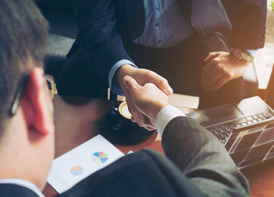Artykuł sponsorowany w reklamie i SEO – co warto wiedzieć?