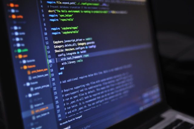 Jakie są różnice pomiędzy programowaniem imperatywnym a deklaratywnym?