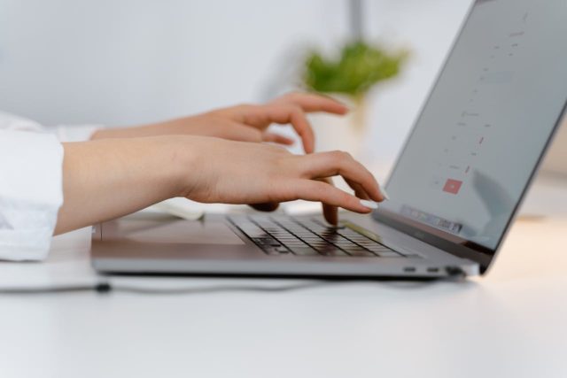 Czym są i do czego służą platformy low-code? Przykłady i porównania z platformami no-code