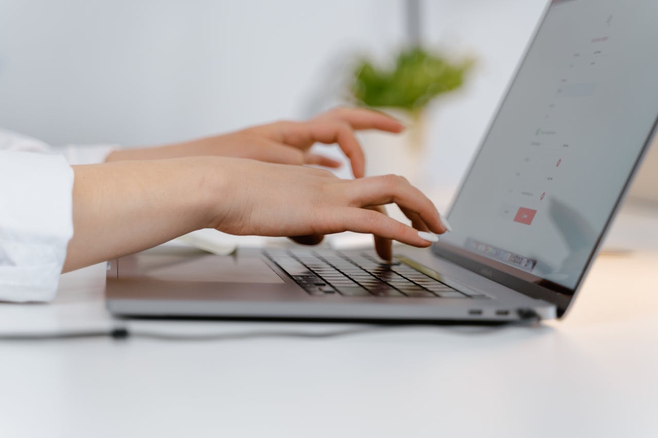 Czym są i do czego służą platformy low-code? Przykłady i porównania z platformami no-code