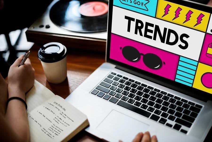 Tłumaczenie SERPów, blokowanie Discover Feed, obojętność Google