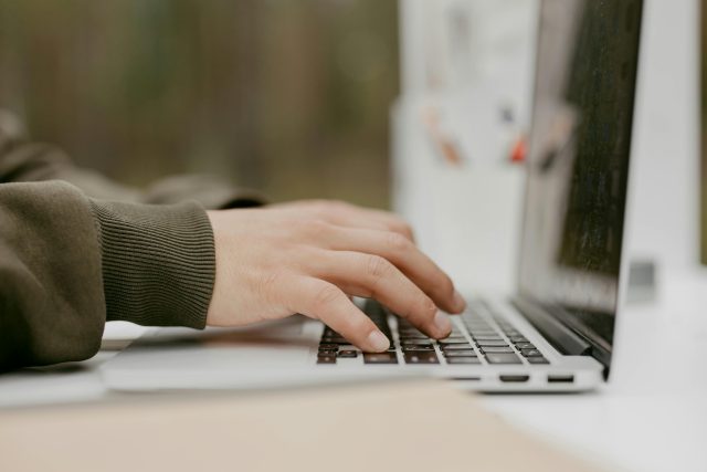 pisanie na klawiaturze laptopa
