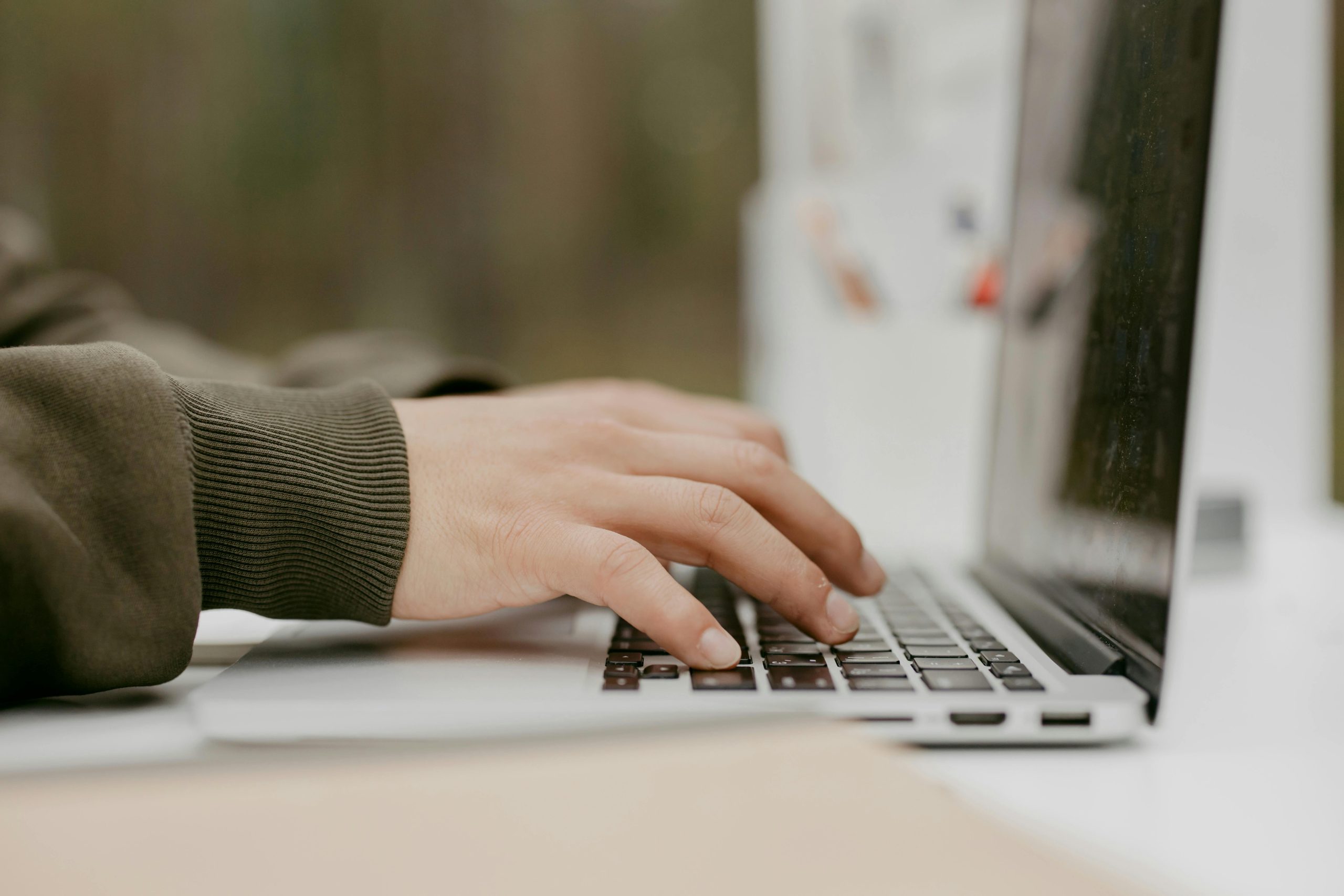pisanie na klawiaturze laptopa