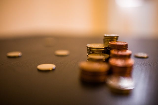 Jak działa strategia cen wysokich i dlaczego warto ją rozważyć?