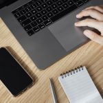 Co to jest efekt halo (efekt aureoli) i jak wpływa na decyzje zakupowe klientów?