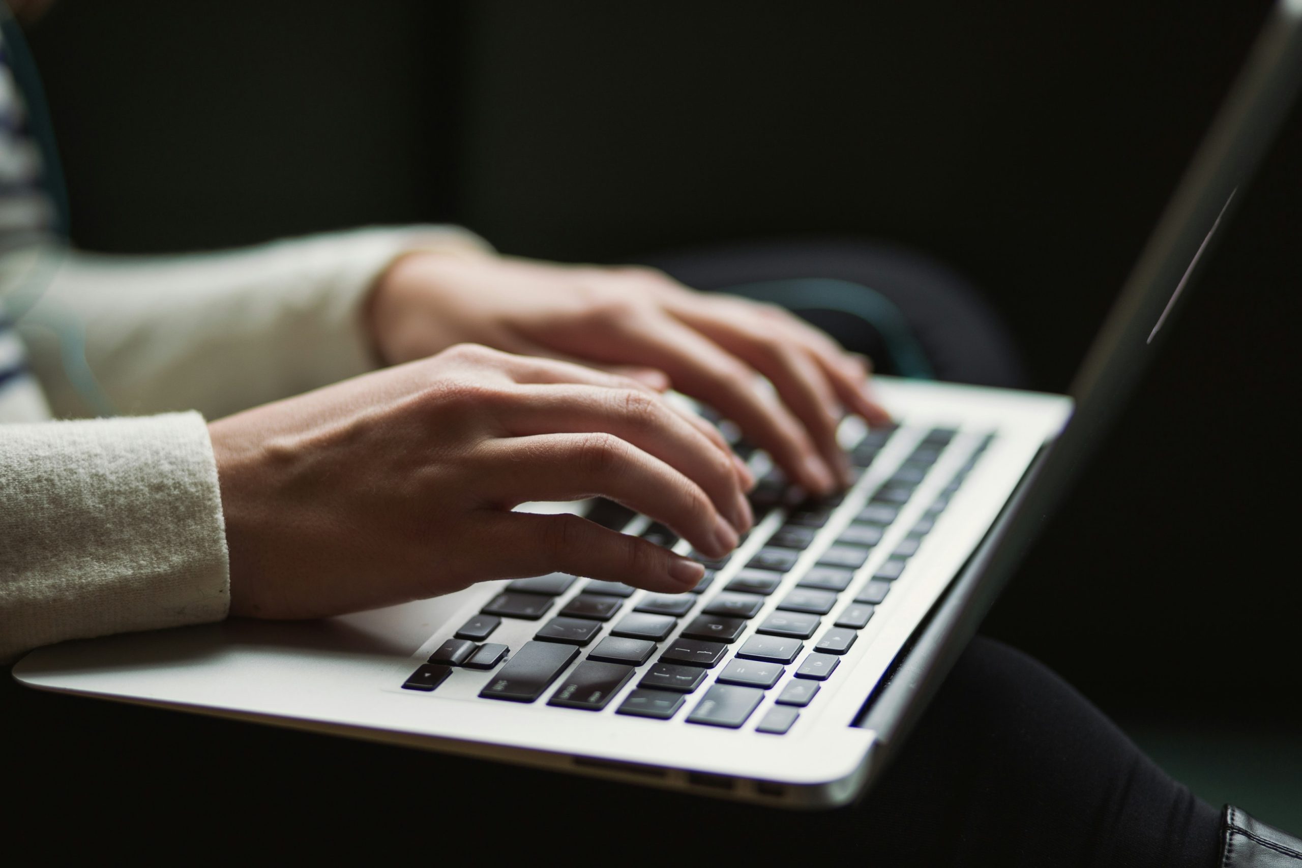 Czym jest UX writing i jak łączy się z microcopy? Poradnik