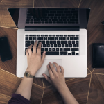 W jaki sposób stworzyć formularz lub panel logowania za pomocą HTML?
