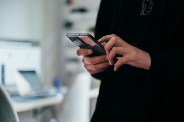 Źródło: https://unsplash.com/photos/person-holding-black-android-smartphone-wK-elt11pF0 
Jeśli rozważasz uruchomienie sklepu internetowego, jednym z systemów, które mogą zwrócić Twoją uwagę, jest OpenCart. To projekt typu open source, czyli darmowy i dostępny dla każdego. 
Z pozoru brzmi jak idealne rozwiązanie – instalujesz, konfigurujesz i zaczynasz sprzedawać. W rzeczywistości jednak dużo zależy od Twoich oczekiwań i potrzeb. Sprawdźmy więc, czym właściwie jest OpenCart i w jakich sytuacjach może być dobrym wyborem.
Czym charakteryzuje się OpenCart?
OpenCart to oprogramowanie do e-commerce, które użytkownik instaluje na własnym serwerze. Daje to dużą kontrolę nad sklepem – zarówno w kwestii wyglądu, jak i funkcjonalności. 
Warto dodać, że system nie jest nowością – OpenCart rozwijany jest od 2005 roku i doczekał się sporej społeczności użytkowników oraz setek dodatków. Choć nie jest tak popularny jak WooCommerce czy PrestaShop, wciąż ma swoją pozycję na rynku, szczególnie wśród mniejszych e-sklepów.
Jak działa sklep na OpenCart?
Z perspektywy sprzedawcy OpenCart oferuje wszystko, czego potrzeba, by prowadzić sprzedaż online:
zarządzanie produktami i kategoriami,

obsługę zamówień i płatności,

integracje z firmami kurierskimi,

system rabatów i promocji,

raporty sprzedażowe.
Panel administracyjny jest dość przejrzysty, choć na początku może sprawiać wrażenie mniej intuicyjnego niż w popularnych platformach SaaS. Plusem jest natomiast to, że sklep można niemal dowolnie rozbudować o dodatkowe moduły – zarówno darmowe, jak i płatne.
Zalety i ograniczenia OpenCart

Mocne strony:
darmowe oprogramowanie, dostępne od razu po pobraniu,

pełna kontrola nad sklepem i kodem źródłowym,

szeroka baza rozszerzeń i motywów graficznych,

możliwość dostosowania sklepu do nietypowych potrzeb.

Słabsze strony:
konieczność dbania o hosting i bezpieczeństwo,

mniej intuicyjny panel niż w prostych kreatorach,

przy większych projektach może wymagać stałego wsparcia programisty.

OpenCart a SEO i marketing
Platforma daje dostęp do podstawowych ustawień SEO – meta dane, adresy URL, opisy ALT – co pozwala rozpocząć działania optymalizacyjne. W praktyce jednak skuteczne OpenCart pozycjonowanie wymaga zainstalowania określonych modułów i odpowiedniej konfiguracji.
Co istotne, OpenCart oferuje także integracje z Google Analytics czy Google Ads, a dodatkowe wtyczki umożliwiają prowadzenie kampanii mailingowych. Dzięki temu sklep można promować w wielu kanałach, choć konfiguracja bywa bardziej wymagająca niż w prostszych systemach SaaS.
OpenCart vs PrestaShop
Często porównuje się właśnie te dwa systemy, bo oba są open source i oba pozwalają na dużą swobodę w budowie sklepu. Jeśli spojrzymy na zestawienie OpenCart vs PrestaShop, widać jednak, że PrestaShop jest bardziej rozbudowany i ma większą społeczność użytkowników, co oznacza łatwiejszy dostęp do wtyczek i wsparcia.
OpenCart natomiast uchodzi za prostszy i lżejszy system – mniej „przytłaczający” dla początkujących, ale też z mniejszą ilością zaawansowanych funkcji. Wybór zależy więc od tego, czego potrzebujesz: maksymalnej elastyczności i ogromnej bazy dodatków (PrestaShop), czy prostszego narzędzia, które łatwiej ogarnąć na start (OpenCart).
Przykład zastosowania
OpenCart bywa często wybierany przez właścicieli niewielkich, niszowych sklepów – np. sprzedających rękodzieło, produkty hobbystyczne czy akcesoria do gier. Dla takich biznesów liczy się niski koszt wejścia i możliwość samodzielnej konfiguracji bez abonamentów. W miarę rozwoju firmy, system można rozszerzać o kolejne moduły, dopasowując go do rosnących potrzeb.
Podsumowanie
OpenCart to ciekawa propozycja dla osób, które chcą spróbować swoich sił w e-commerce bez dużych inwestycji w abonamenty. Daje sporo swobody i elastyczności, ale wymaga też większej samodzielności – szczególnie w kwestiach technicznych.
Jeśli masz dostęp do wsparcia programisty albo lubisz samodzielnie „majstrować” przy kodzie, ta platforma może być dla Ciebie dobrym wyborem. Jeśli jednak cenisz prostotę i brak obowiązków technicznych, lepiej rozważyć systemy typu SaaS.