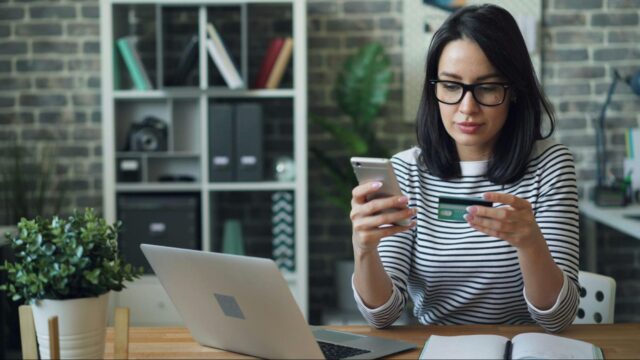 Źródło: https://unsplash.com/photos/a-woman-sitting-at-a-table-looking-at-her-cell-phone-1JnN9QhmTGU 
Budowanie strony internetowej jeszcze kilkanaście lat temu kojarzyło się z programowaniem i pracą nad kodem. Dziś dostępne są kreatory, które pozwalają stworzyć witrynę praktycznie każdemu – i to w kilka godzin. 
Jednym z najpopularniejszych narzędzi tego typu jest Wix. To rozwiązanie, które podbiło serca osób prowadzących małe firmy, freelancerów i twórców internetowych. 
Wix – co to i dla kogo jest przeznaczony?
Zacznijmy od podstaw: co to jest Wix? To platforma działająca w modelu SaaS, udostępniana na całym świecie. Umożliwia tworzenie stron internetowych bez konieczności znajomości kodu. Całość odbywa się w edytorze typu „przeciągnij i upuść”, co sprawia, że nawet osoba, która nigdy wcześniej nie miała styczności z projektowaniem stron, może stworzyć własny serwis.
Jak działa Wix?
Tworzenie strony polega w tym przypadku na wyborze jednego z gotowych szablonów, które można modyfikować – zmieniać układ, kolory, czcionki czy dodawać nowe sekcje. Do dyspozycji są setki motywów, więc każdy znajdzie coś pasującego do swojej branży.
Co istotne, Wix udostępnia też funkcje e-commerce. Oznacza to, że użytkownik może sprzedawać produkty i usługi, przyjmować płatności online czy zarządzać zamówieniami – wszystko w ramach jednego panelu. To rozwiązanie wystarczające dla małego sklepu, choć przy dużych projektach szybko można dostrzec jego ograniczenia. 
Czy Wix jest darmowy?
Tak – platforma oferuje bezpłatny plan, w którym można stworzyć stronę i korzystać z podstawowych funkcji. Trzeba się jednak liczyć z kilkoma niedogodnościami: brakiem własnej domeny (adres zawierać będzie końcówkę wixsite.com), reklamami wyświetlanymi na stronie czy mniejszymi możliwościami w zakresie przestrzeni i transferu danych.
Dopiero w płatnych planach można podpiąć własną domenę, usunąć reklamy i skorzystać z bardziej zaawansowanych funkcji.
Zalety korzystania z Wix
bardzo prosty edytor typu drag & drop,

duży wybór nowoczesnych szablonów,

integracja z narzędziami marketingowymi i e-commerce,

darmowy plan na start,

hosting w cenie.
Wady i ograniczenia
ograniczona elastyczność – nie można dowolnie modyfikować kodu,

zmiana szablonu w późniejszym etapie bywa problematyczna,

darmowy plan ma reklamy i brak możliwości użycia własnej domeny,

przy większych projektach koszty abonamentu mogą być wyższe niż np. na WordPressie.
SEO i marketing w Wix
Pod względem optymalizacji pod kątem wyszukiwarek Wix mocno się rozwinął w ostatnich latach. Użytkownicy mogą edytować meta dane, ustawiać opisy ALT, dodawać mapy strony i korzystać z integracji z Google Analytics.
Warto jednak pamiętać, że skuteczne pozycjonowanie stron Wix wymaga również dobrze przygotowanej strategii SEO.
Wix vs WordPress i inne alternatywy
W świecie rozwiązań e-commerce trudno uniknąć porównań. W sieci regularnie pojawia się dyskusja Wix vs WordPress. Podczas gdy WordPress daje zdecydowanie większą elastyczność, ogromną bazę wtyczek i możliwość dowolnego modyfikowania kodu, Wix wygrywa prostotą i tym, że nie trzeba zajmować się hostingiem ani techniczną stroną serwisu.
Dla pełniejszego obrazu warto spojrzeć jeszcze szerzej: WordPress vs Wix vs Squarespace. Squarespace, podobnie jak Wix, oferuje kreator w modelu SaaS, ale kładzie większy nacisk na estetykę i gotowe projekty graficzne. Wybór zależy więc od tego, czy bardziej cenisz prostotę (wówczas wybierz Wix), elastyczność i społeczność (WordPress), czy design i gotowe układy (tutaj wygrywa Squarespace).
Podsumowanie
Wix to platforma, która pozwala w prosty sposób stworzyć stronę internetową – od portfolio, przez wizytówkę firmy, aż po mały sklep online. Wix strona internetowa sprawdzi się, jeśli liczy się dla Ciebie szybkość działania i brak konieczności zajmowania się technikaliami.
Jednocześnie trzeba pamiętać o ograniczeniach – to narzędzie dobre dla mniejszych projektów, ale niekoniecznie dla dużych serwisów czy zaawansowanych sklepów e-commerce. Jeśli szukasz łatwego startu i nie boisz się pewnych kompromisów, Wix będzie dla Ciebie odpowiednią opcją.
