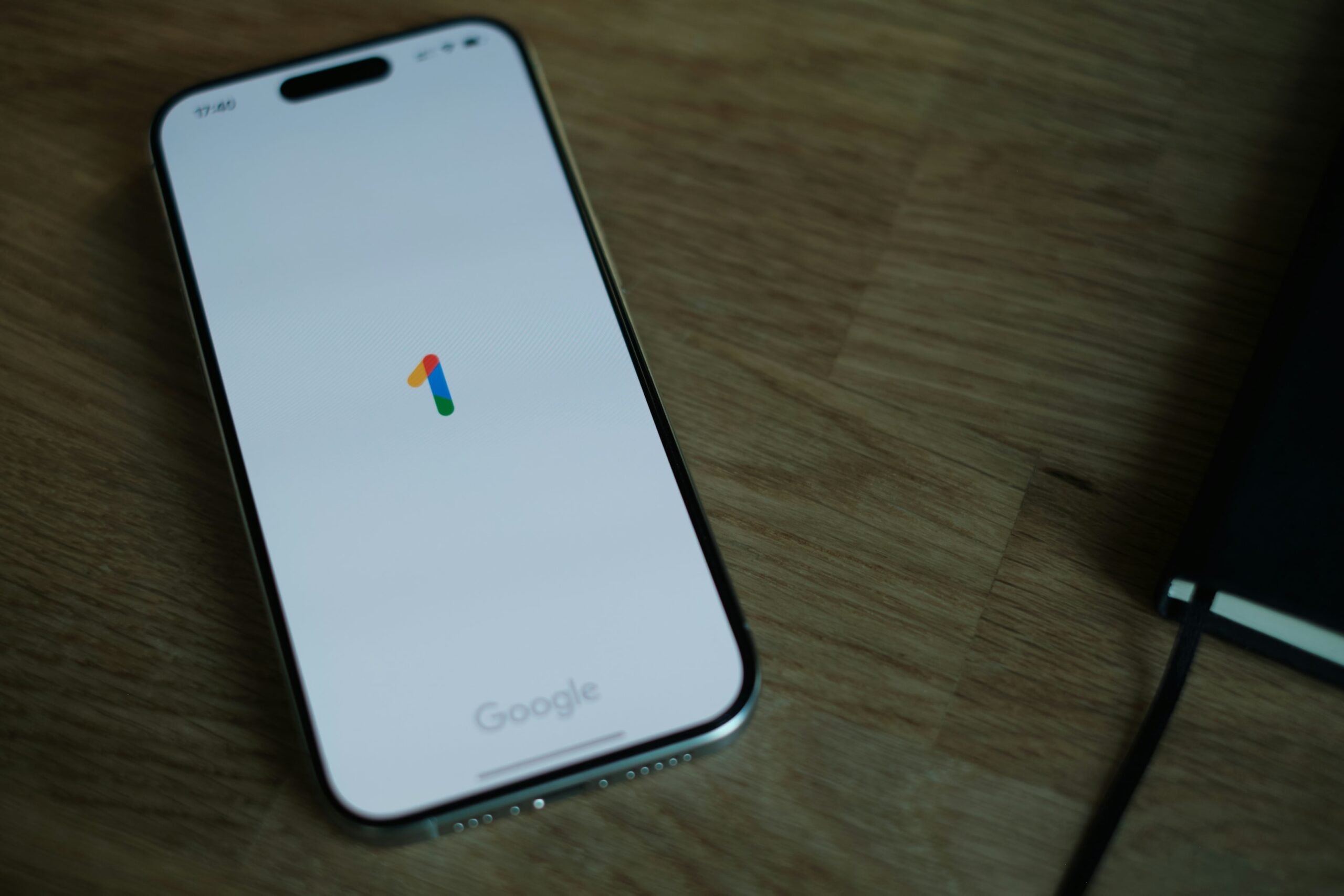 Widok telefonu z włączoną usługą Google
