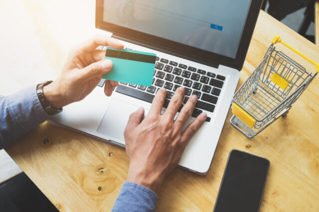 Shopify vs Magento – porównanie. Którą platformę wybrać?