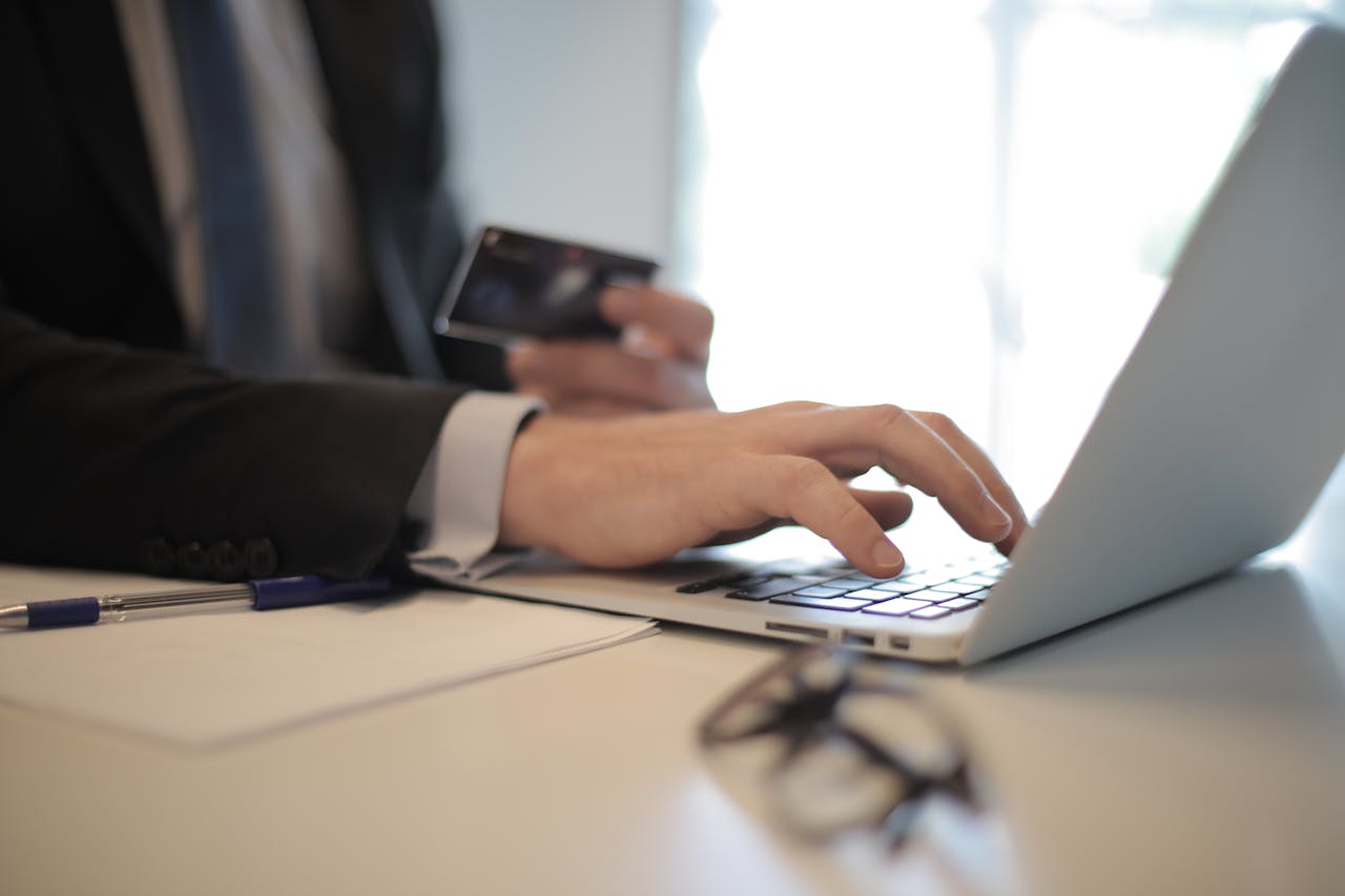 Shoper vs Shopify – porównanie. Którą platformę wybrać?