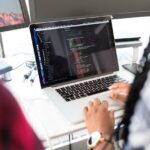 Windsurf vs Cursor – które AI-IDE lepiej wspiera programistów w pracy z kodem?