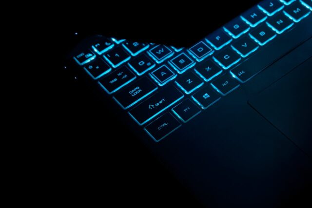 Kto wymyślił sztuczną inteligencję? Krótka historia AI – od pierwszych idei po współczesność
