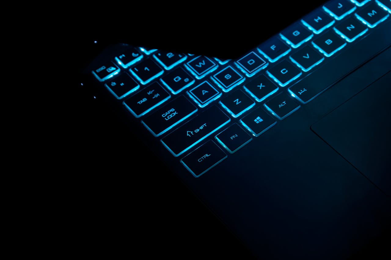 Kto wymyślił sztuczną inteligencję? Krótka historia AI – od pierwszych idei po współczesność