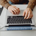 Jak AI wspiera tworzenie interfejsów poprzez projektowanie generatywne?