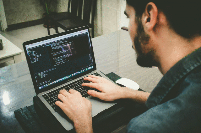 Tabnine - czym jest i jak wspiera programistów w kodowaniu AI?